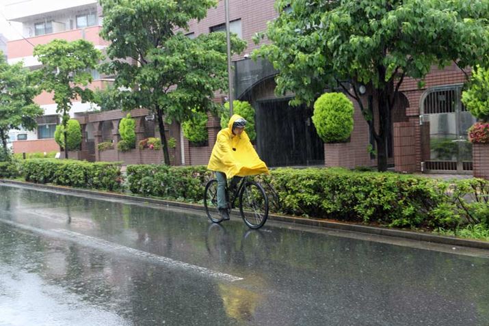 ���Ȃ�̉J���~�钆�A�|���`���𒅂ăK�`���s