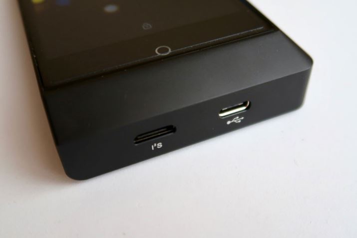 ʂɂ̓fW^o͒[qƂHDMI}CNiI2SjUSB-Cpӂ