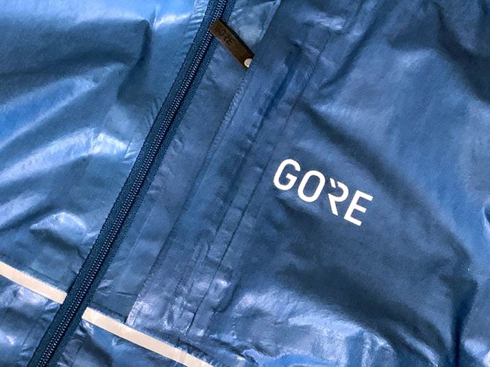 ̃|Pbgɂ́AuiPhone XRv̂悤ȑ^X}[gtH[\