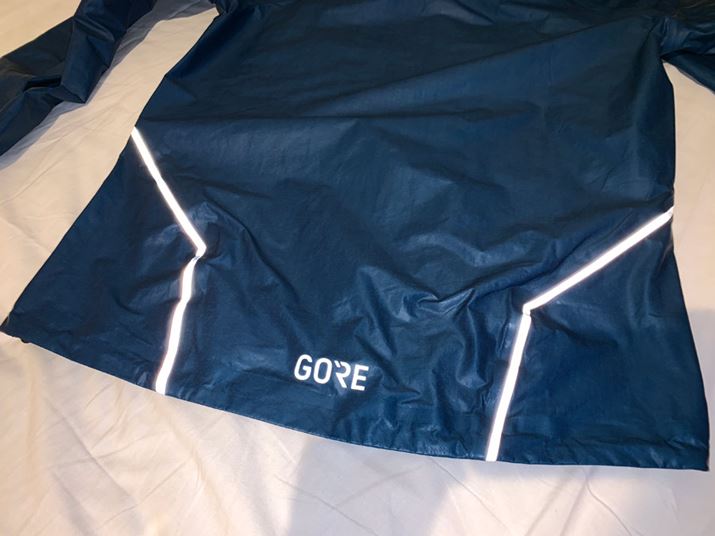 ԑs̈S߂郊tN^[AƔwʂ̐ɔzĂ