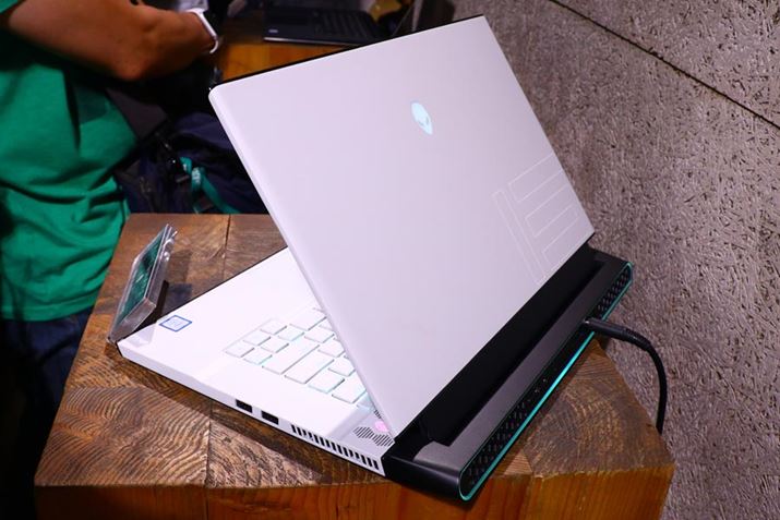 �Q�[�~���O�m�[�g�p�\�R���Ƃ��Ă͔��^�Ȃ̂��������B�ʐ^��NEW ALIENWARE m15