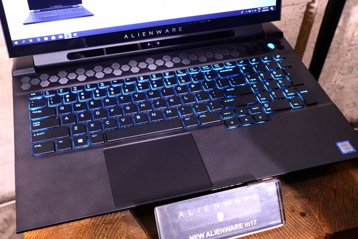 1.7mm�̃X�g���[�N���m�ۂ����L�[�{�[�h�B�L�[���ƂɃ��C�e�B���O�̒������\�ɂȂ���