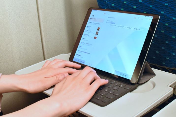 Vû݁v̍Ȃ̃e[uɂ͂҂