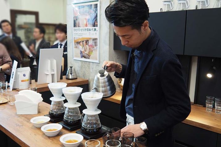 ł͐E`sȈŃR[q[҂Ahbv鎎̌