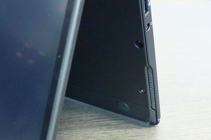 ���T�C�h�ɃX�s�[�J�[��z�u���āA�ǂ�ȃX�^�C���ł������悤�ɉ�����������悤�ɍH�v���Ă���