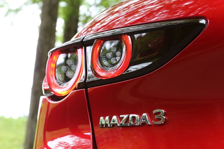 A{ɂԖuANZv琢EŔ̔ĂuMAZDA3vւƉꂽ