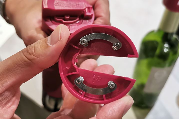 �d�����C���I�[�v�i�[�ɂ́A�R���N�̃J�o�[���O���ۂɕK�v�ȃJ�b�^�[���t���Ă��܂�