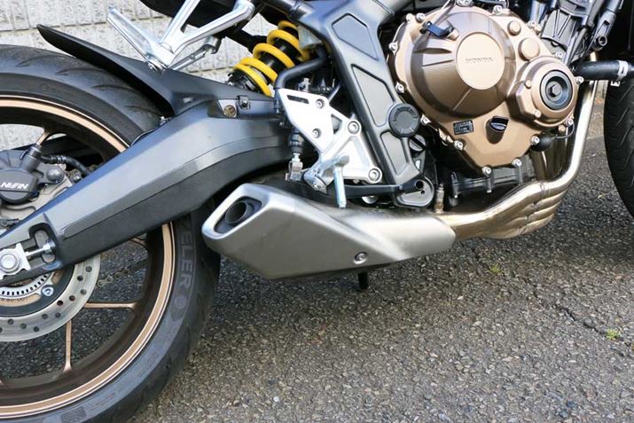 ���C�_�[�̎��ɃG�L�]�[�X�g�m�[�g��͂�����悤�ɁA�}�t���[�͒Z���A��⒵�ˏオ�����`��Ƃ��ꂽ