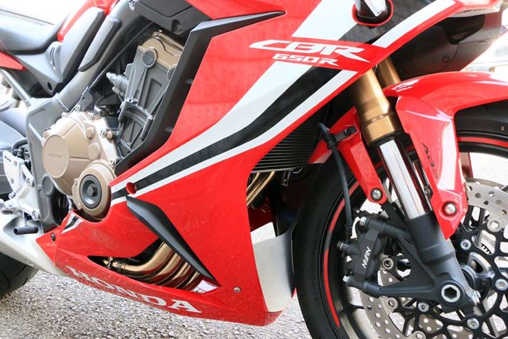 �t���J�E�����܂Ƃ��Ă͂��邪�A4�C���G���W����G�L�]�[�X�g�p�C�v��������悤�Ƀf�U�C������Ă���