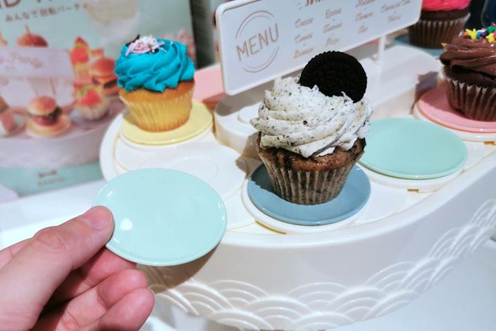 �~���g�A�u���[�A�s���N�A�C�G���[�̃J���t���ȃv���[�g�t���B���[���͊O���Đ��􂢂ł��܂�