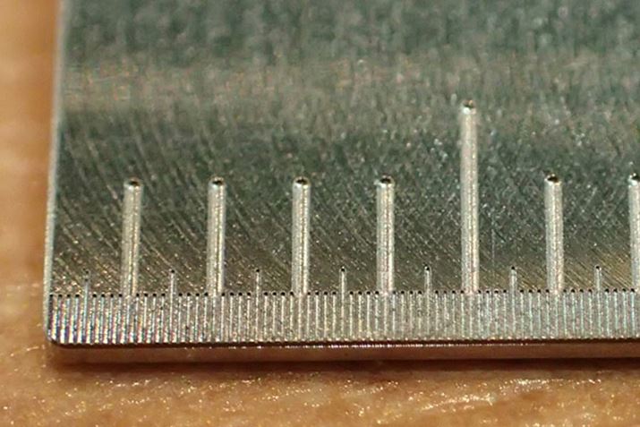 Ɋg債Ă݂ƁA1mm̊Ԃ100~Ni0.1mmj̖ڐ肪܂Ă̂킩܂