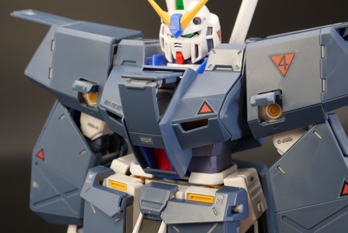 ���������͏㕔�ɓW�J���A�`���o���E�A�[�}�[�𒅂����܂܂ł��R�N�s�b�g�n�b�`���W�J�ł��܂�