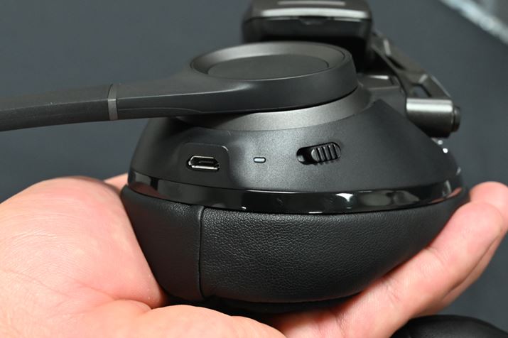 nEWOɂ͏[dUSBLڑpmicro USB[qBluetoothyAOpXCb`