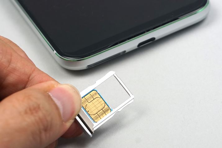 nanoSIM�J�[�h�X���b�g���Q��ځB�Ȃ��AmicroSDXC�������[�J�[�h�X���b�g�͔񓋍�