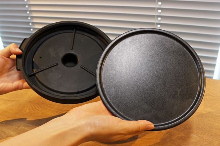 �t�^�̗��̃v���[�g�͂͂ߍ��܂�Ă��邾���Ȃ̂ŁA��ŊȒP�Ɏ��O���ł��܂�