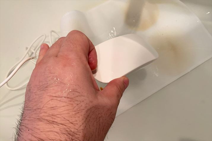 قǓl4ނ̉ꂪtzЂ𐅂̒ɐZāA{̂𓊓܂