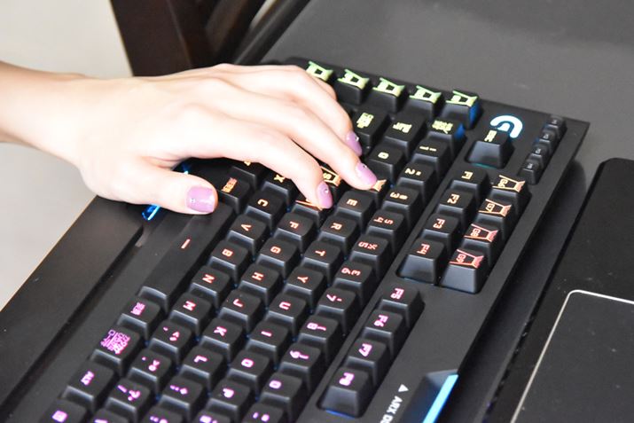 uWvuAvuSvuDvL[ɎYĂƂi摜́AWN[̃Q[~OL[{[huG910rvj