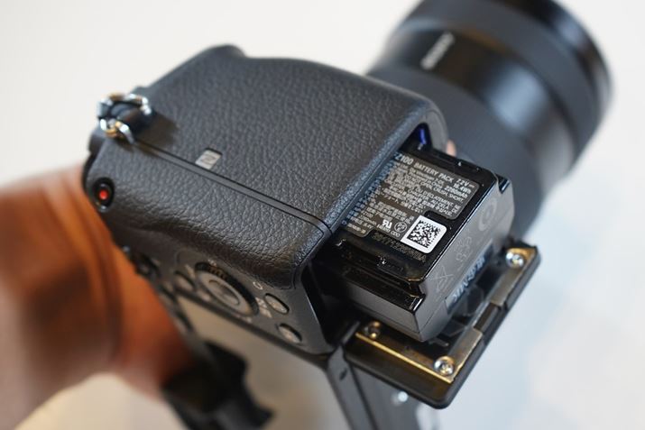 7V[Y3ڈȍ~ƓAZobe[NP-FZ100ɑΉ悤ɂȂ