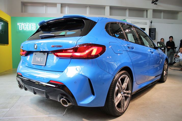 BMW V^u1V[YviM135i xDrivej̃AC[W