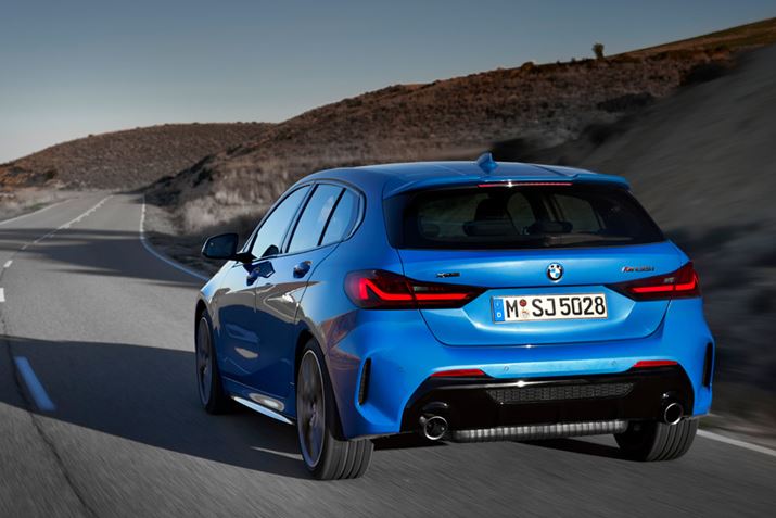 BMW V^u1V[YviM135i xDrivej̑sC[W