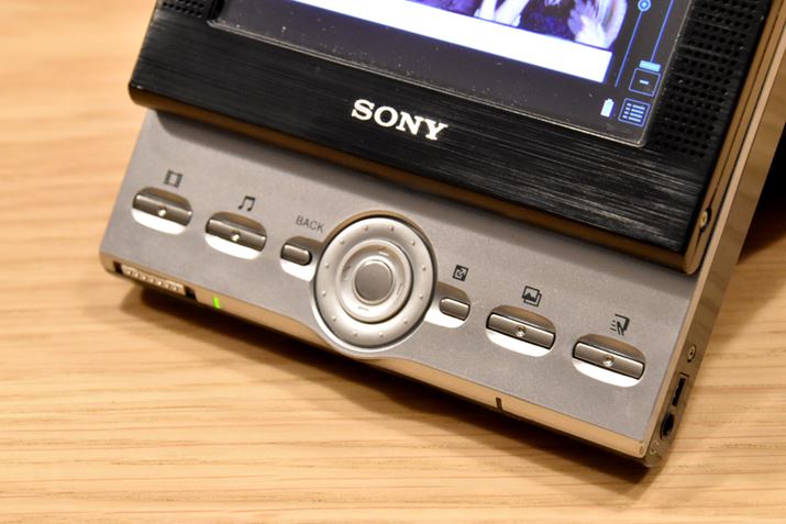 PEG-VZ90̃XChɂAfBXNWOiS̉~̕j