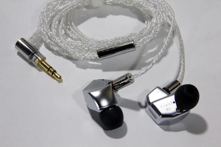 final�uB3�v�́A�t���X�g�V���o�[�J���[�̃C���z���{�̂�OFC�V���o�[�R�[�g�P�[�u���̑g�ݍ��킹��