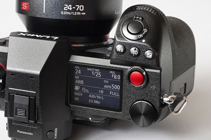 ʉEB1.8^̃mNXe[^XLCD𓋍ڂقAԐFő傫Ȍ`̓{^Ă