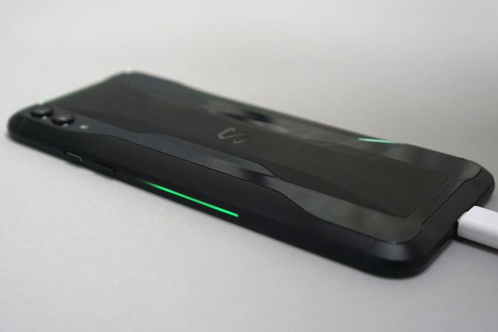 LED�̃C���W�P�[�^�[�͍��E�̑��ʂɔz�u����Ă���A�[�d���Ȃǂɓ_�ł���