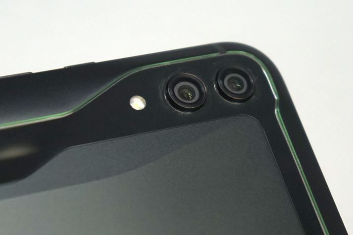 ���C���J�����́A�f���L�^�p�Ǝ����v���p�Ƃ����g�ݍ��킹�̃f���A���J�����B���w�Y�[���@�\�͔����Ă��Ȃ�