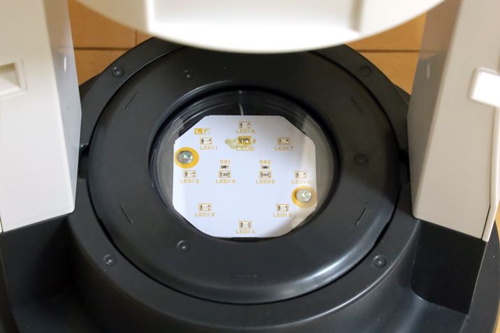 ~`̃tB^[߂̒ꕔɐFLED𓋍