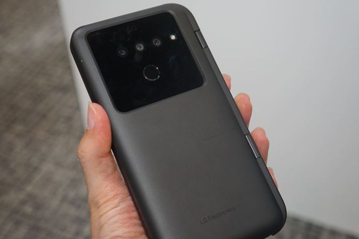 LG����5G�Ή��X�}�z�̗��ʁB���L�p�A�L�p�A�]���̑g�ݍ��킹�̃g���v���J�����𓋍ڂ��Ă���