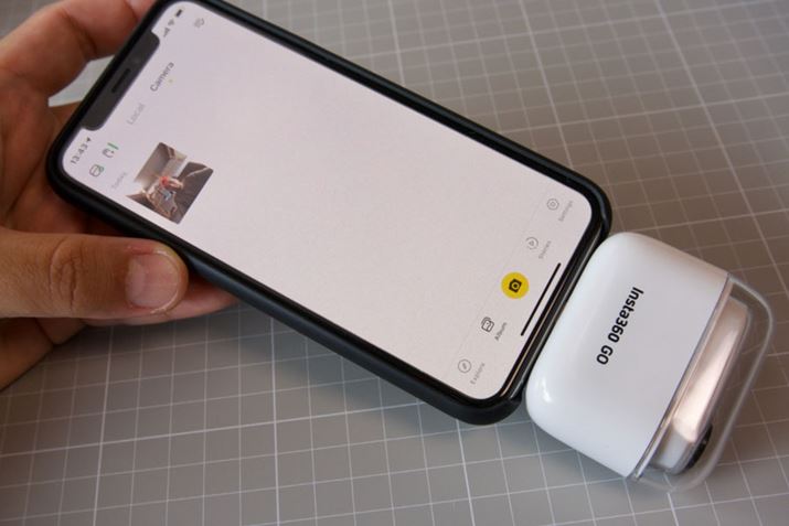 iPhoneȂǃX}[gtHɃP[X𒼑}邱ƂŁABe摜̓]s܂