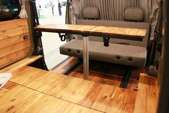 ׎̃pĺAe[uɓWJ邱ƂłBԓł̐HȂǂbNXĊy߂