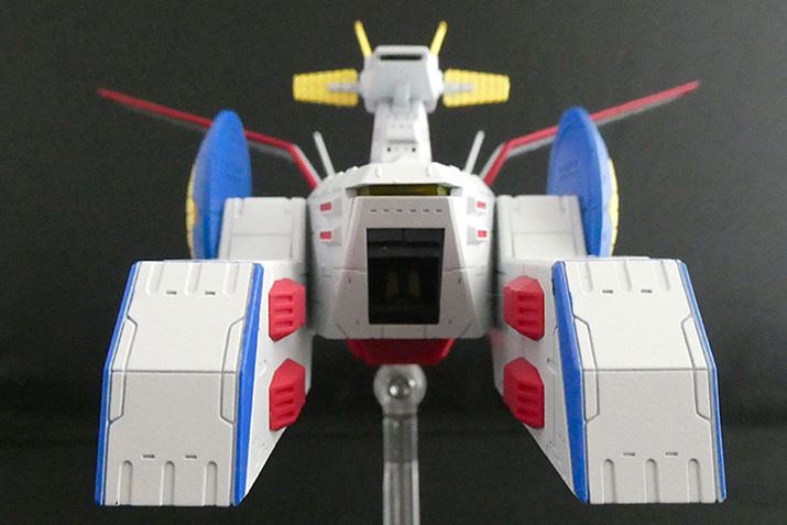 ���ʂ���B�͒������̃n�b�`�͊J�\�ŁA���ɂ̓K���y���[�̎p�������܂�