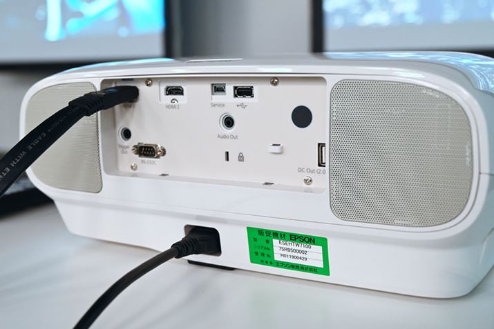 uEH-TW7100v͔wʂɃXs[J[pӂĂ