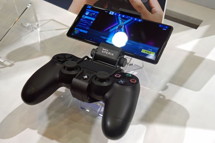 PS4�p��DUALSHOCK4�p�̃A�^�b�`�����g�����\���ꂽ�B�ڑ���Bluetooth�ōs��