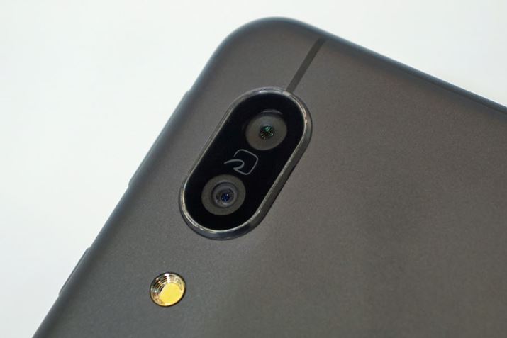 ���C���J�����́A���L�p�ƍL�p�J������g�ݍ��킹���f���A���J����