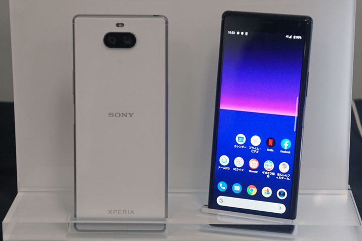 au�ŁuSOV42�v���x�[�X�ɂ����AUQ���o�C���́uXperia 8�v�BSIM���b�N�͂������Ă��Ȃ�