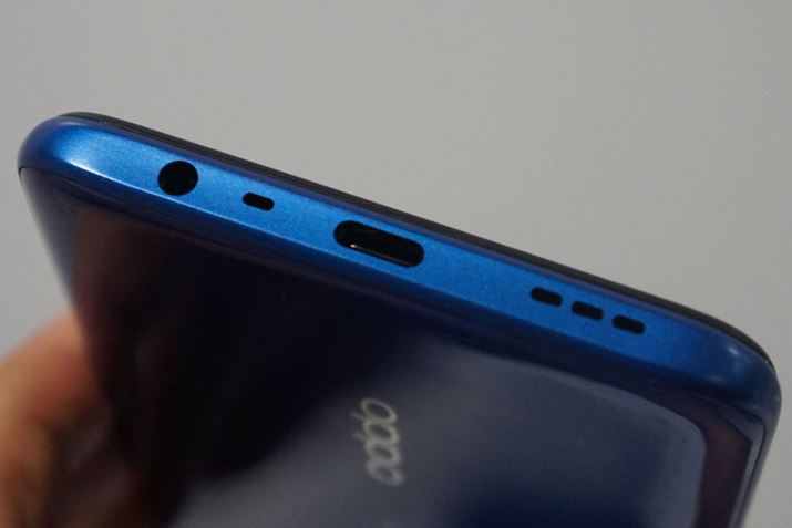 �{�f�B���ʂɃw�b�h�z���[�q�AUSB Type-C�|�[�g�iUSB 2.0�j��z�u����