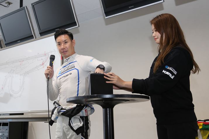 ûƂ́A̑Iƃ[VOJ[œ摖sł钊IJꂽ