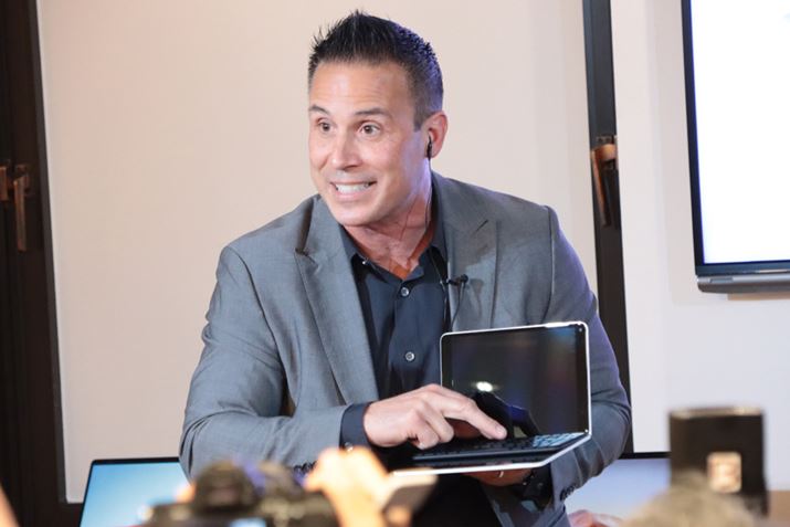 ̃fBXvC̏ɃL[{[ĥĂ悤Ɍ