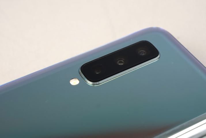 ���C���J�����͏œ_����13mm���L�p�A26mm�̕W���A52mm�̖]���Ƃ����œ_�����̈قȂ�3��̃J�����𓋍ڂ���