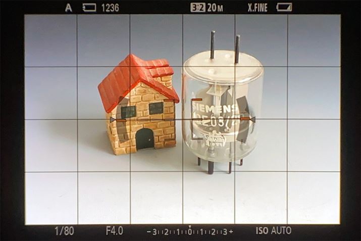 EVF̕\X}zŎBeBc݂Ȃg̕ɕ\₷