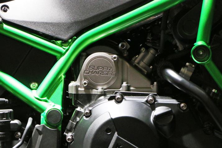 �G���W���ɂ̓X�[�p�[�`���[�W�h�̃��S�����܂��