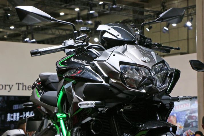 �t�����g�t�F�C�X�͌��s�́uZ�v�V���[�Y�̃C���[�W�𓥏P�B�n���h���̓A�b�v�^�C�v�̃p�C�v���ƂȂ�