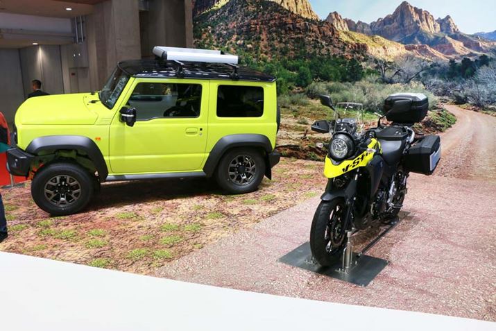 �w�i�ɂ���悤�Ȍi�F�̒��𑖂��Ă݂����Ɠ���Ă���l�������̂ł́H