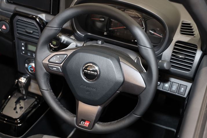 MOMO̐pvXeAOzC[́AtBbg߂Obv`󂪍̗pĂ܂