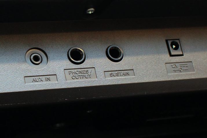 wʂɂ́AAUX INTXeBy_ڑł|[gtĂ܂