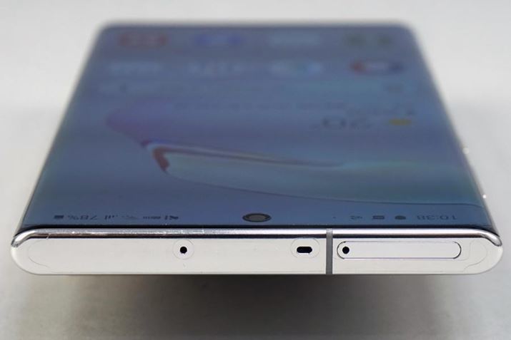 {fBʂɂSIMJ[h̃g[zuĂ