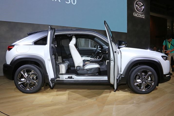 }c_uMX-30vɂ́AuRX-8v̂悤ȊωJ̃hA̗pĂ